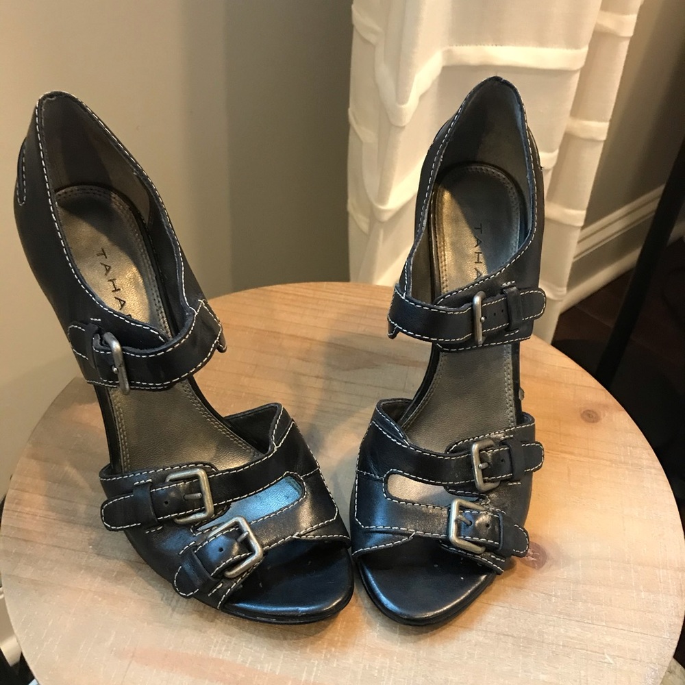 Tahari black pump